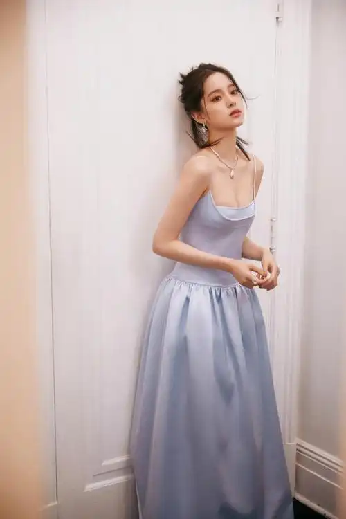 但是,没关系!欧阳娜娜穿浅蓝色吊带抹胸裙来了,造型真是令人惊艳.