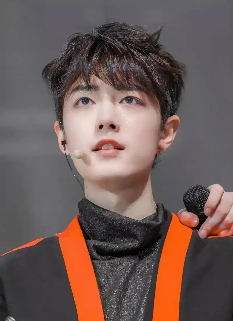 刚出道时期的肖战,卷发又奶又萌,太可爱了