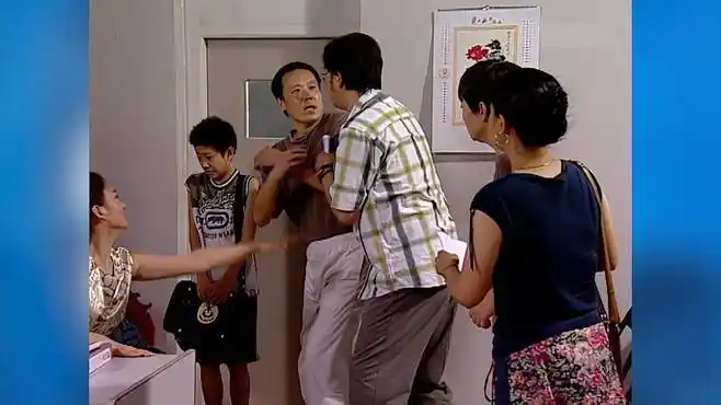 家有儿女:刘星鼠标冒充签名,鼠标爸爸要动手,太惨了-影视综视频-搜狐