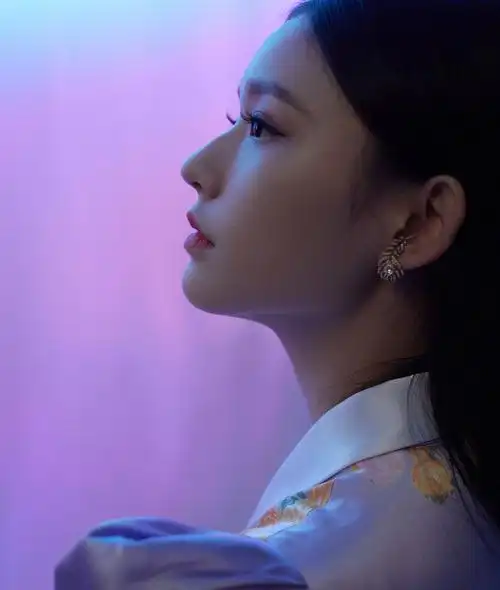 林允身穿紫色宫廷风上衣俏丽温柔 少女气质拉满