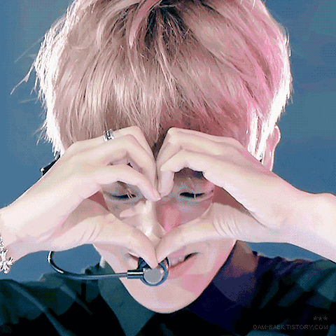 边伯贤gif表演gif手指gif比心gif