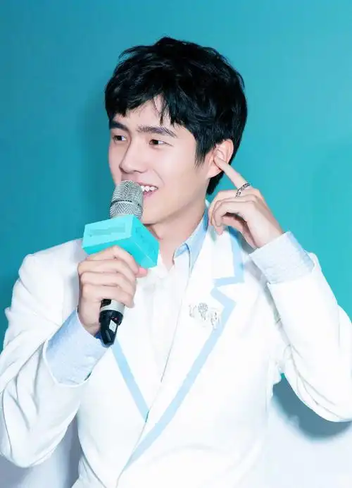 白马王子刘昊然一身白出席活动歪头浅笑露虎牙