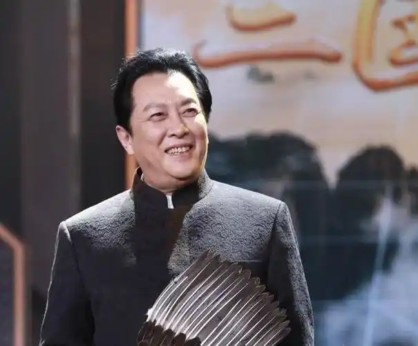 曝光70岁男星唐国强的近照!浓密黑发显年轻,家中布置有讲究