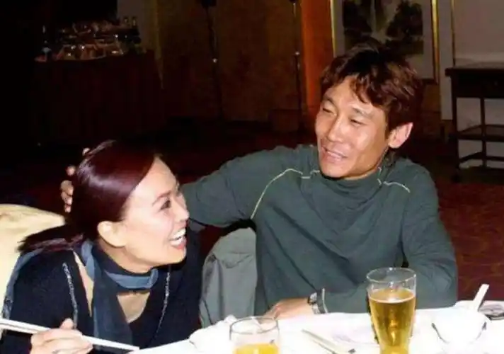 那英与高峰同居10年,还为他生儿子,为何转身嫁给了孟桐?