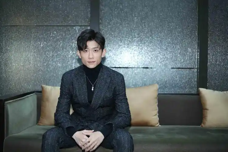 张一山出席第十七届华表奖 帅气造型演绎绅士品格