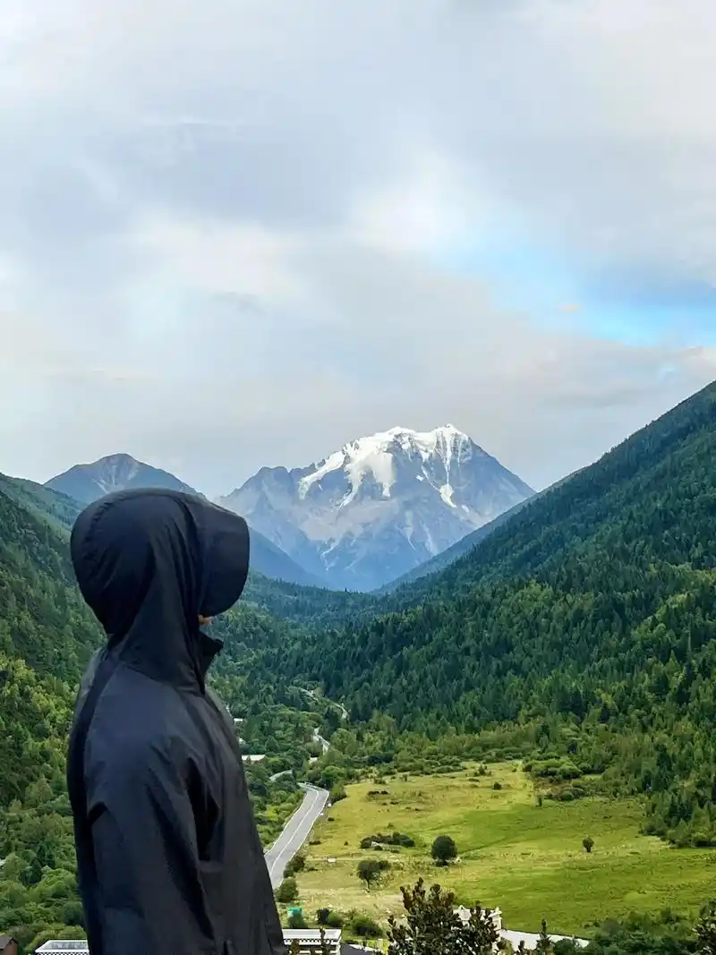 远山知我意.#雅拉雪山 #川西美景 #背影杀 - 抖音