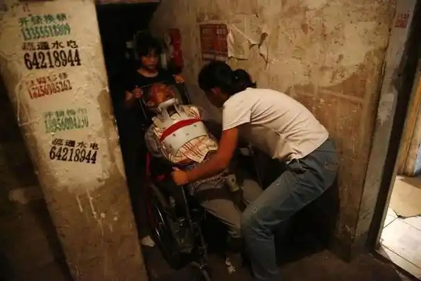 回顾安徽15岁女孩街头5元一次让人随便骑背后缘由催人泪下