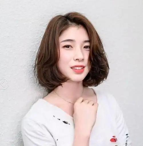 "网红气垫烫中短发"