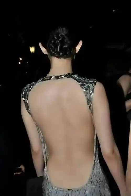 杨幂性感写真美图 一袭真空无袖露背裙,大胆秀出美背,妩媚贵气_裙子