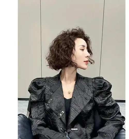 50岁女人烫头发:记住"三烫三不烫",显年轻气质,头发蓬松洋气|烫发