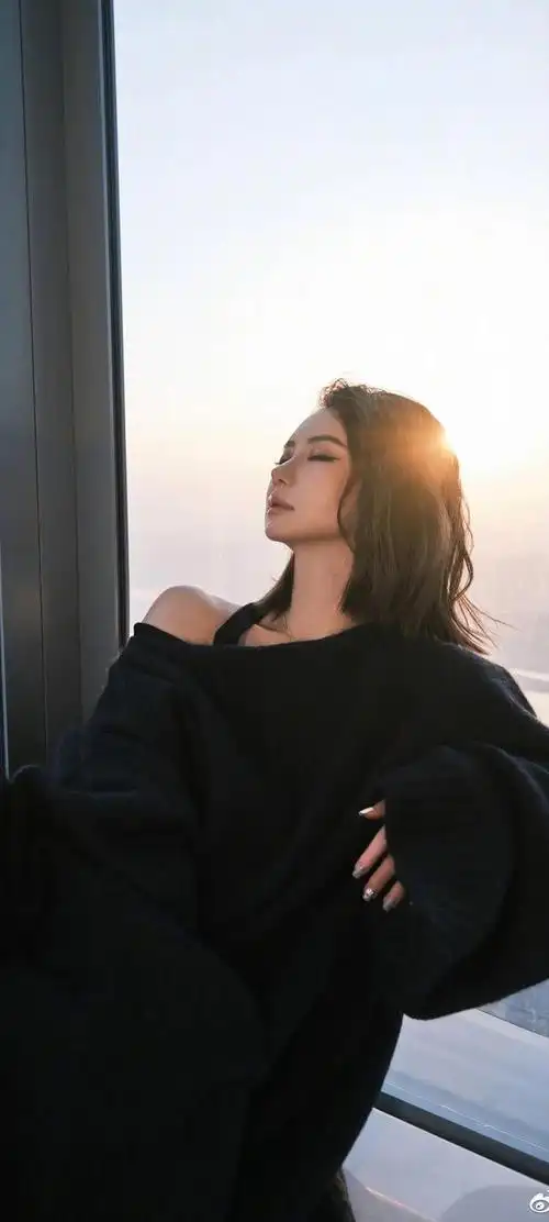 高冷女王戚薇高清手机壁纸