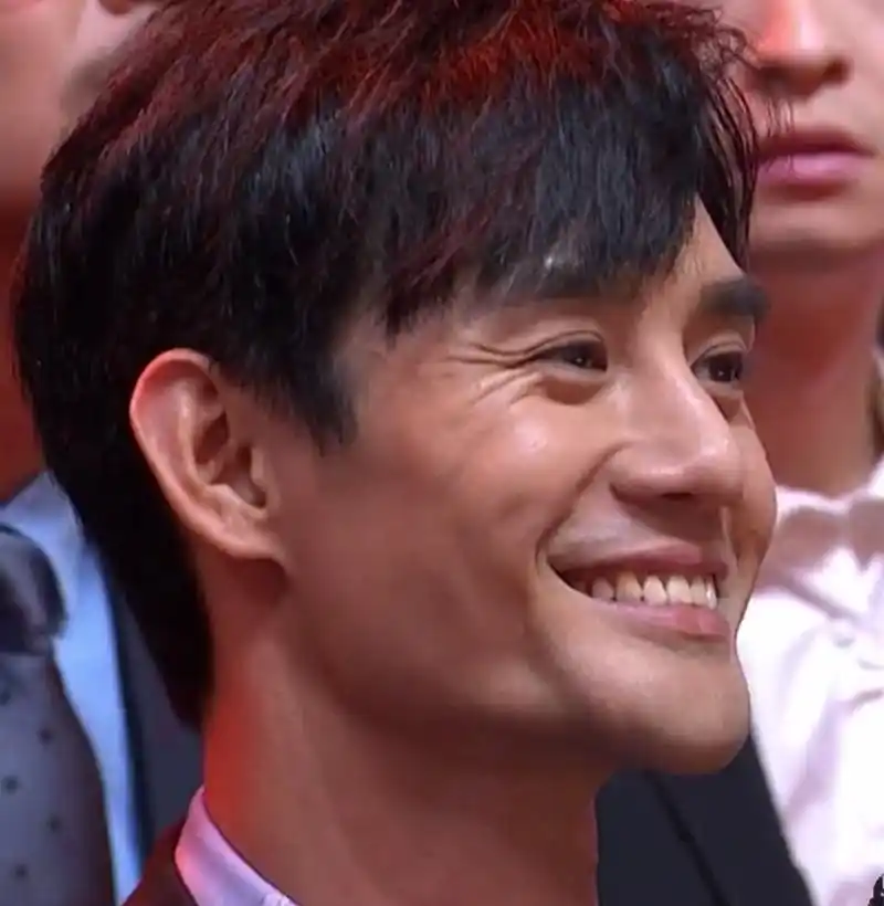 在高清镜头下的王凯,鱼尾纹太深了啊,可能是太瘦了的原因吧,但是还是