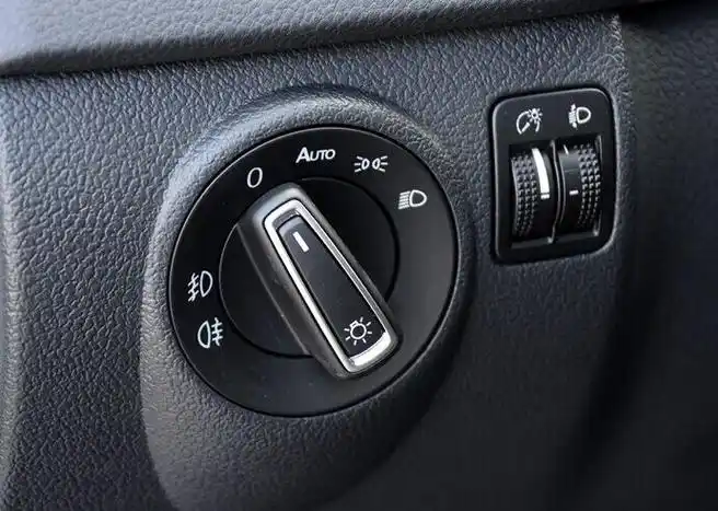 0tsi的前后雾灯操作开关,左边上边图标为前雾灯,下边图标为后雾灯.