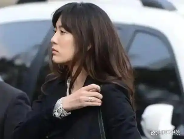 豪门前夫成为首富,坚决离婚的她,后悔吗?