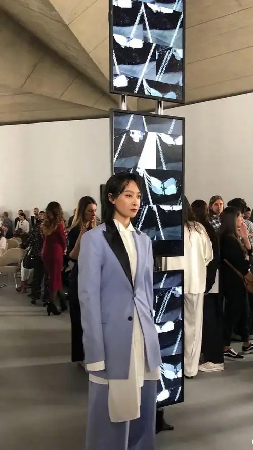 宋茜男装亮相身穿蓝色拼接西装帅气撩人