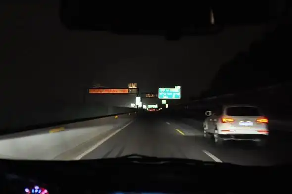 找张夜间高速开车图片