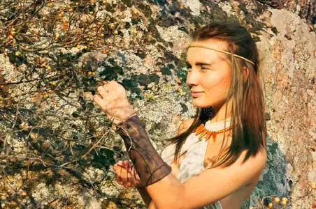 侵略亚马逊采集浆果的原始妇女.亚马逊女性照片