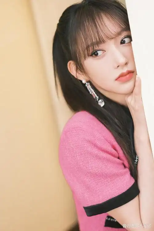 程潇小香风穿搭上线,高扎马尾粉色西装,又温柔又甜美