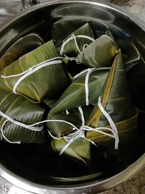 手机用户3036_0bsm做的今年自己包粽子!糯香包裹肉鲜蛋香,一口满足