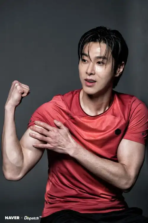 郑允浩超话9915#东方神起#200323 naver x dispatchwho:"东方神起