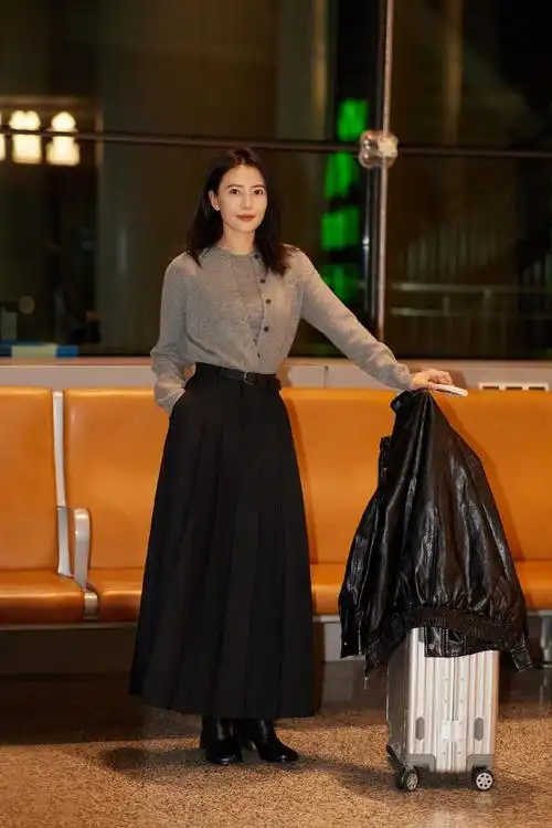 高圆圆穿针织衫配黑裙 微微一笑温柔优雅