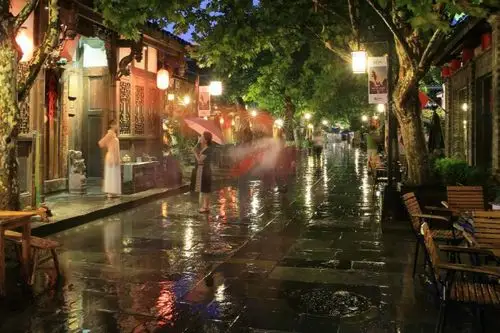《小巷夏雨》