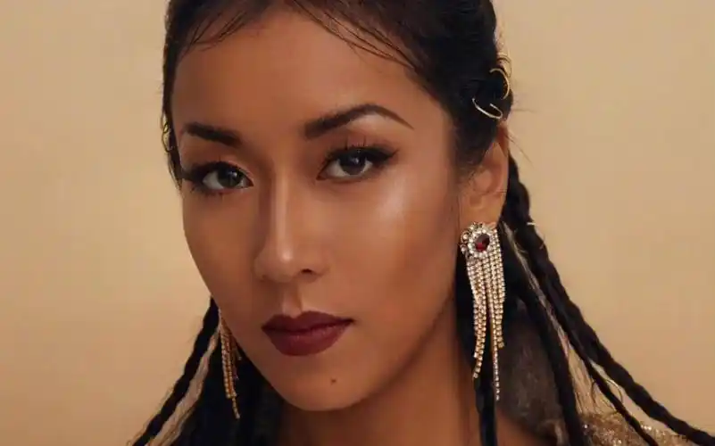 少数民族歌手吉克隽逸