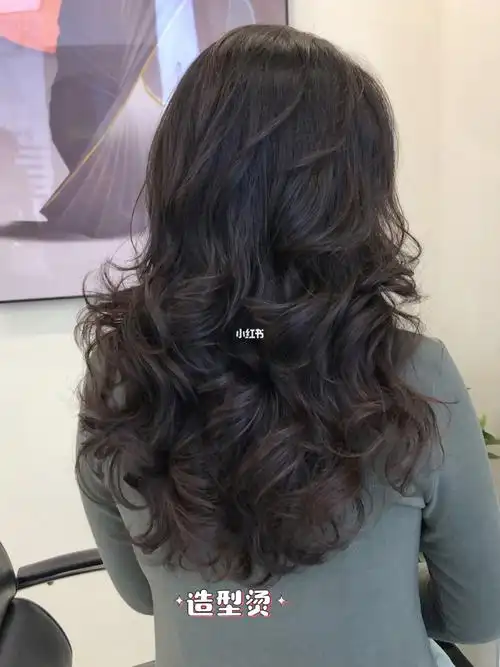 成都发型中长发烫发,发量少的女生最适合,烫完显发量看