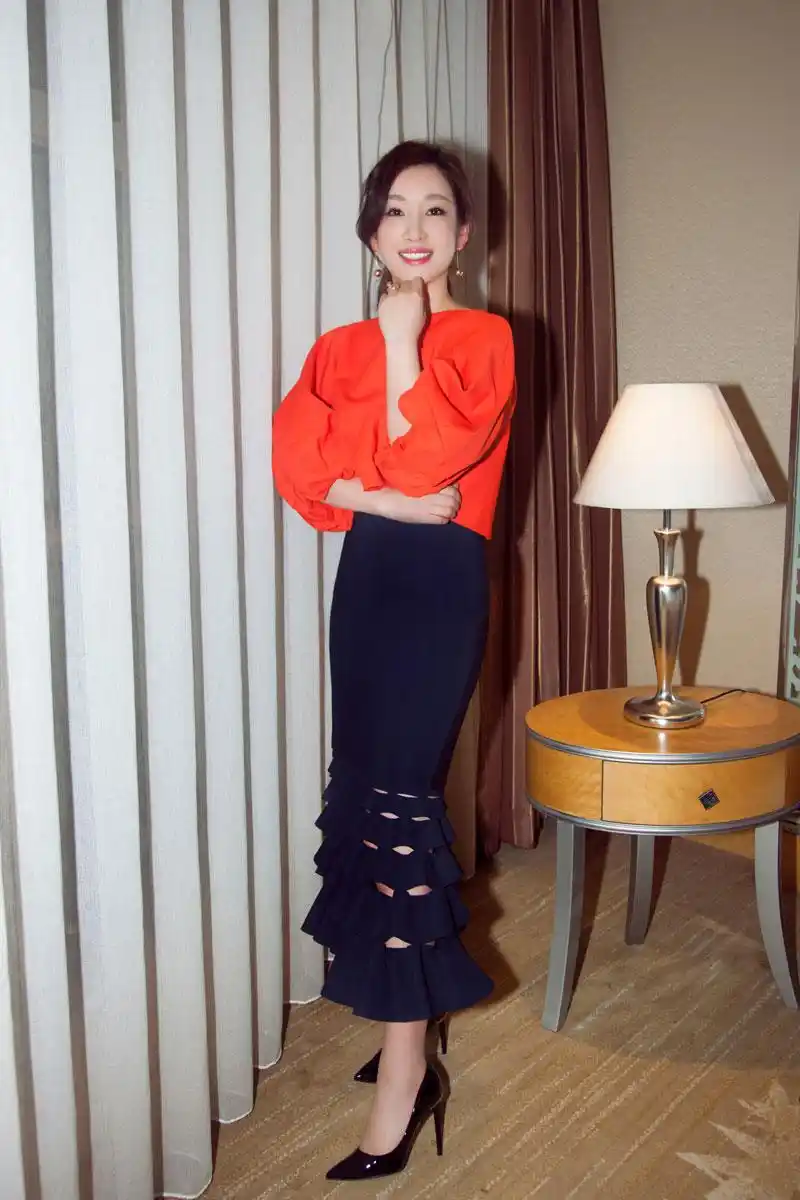 秦海璐亮相白鹿原路演一袭红衣明艳动人