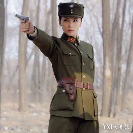 刘涛军装照身姿挺拔