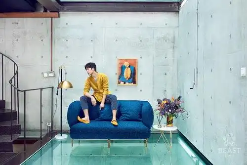 该公寓延续了井柏然北京爱宅的装修风格,再现其对家居的时髦品味:标志