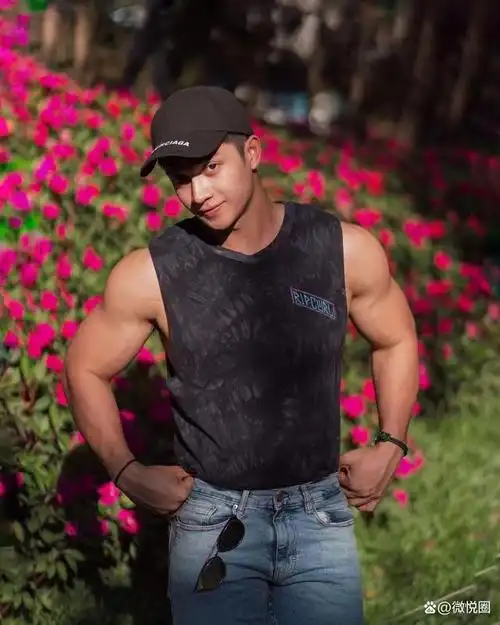 筋肉男模真上镜宽背窄腰惹人爱胸肌饱满腹肌质感好撩人