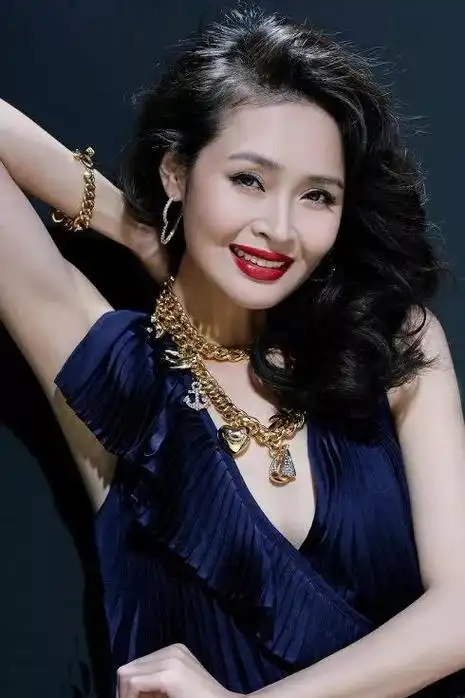 凹凸有致才耐看,这8位中年女星,肉都长对了地方,身材太顶了