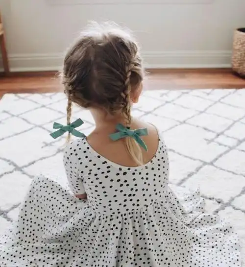 这款马尾发型看起来更别致,头发加入拧转的效果,侧扎的设计也显得更加