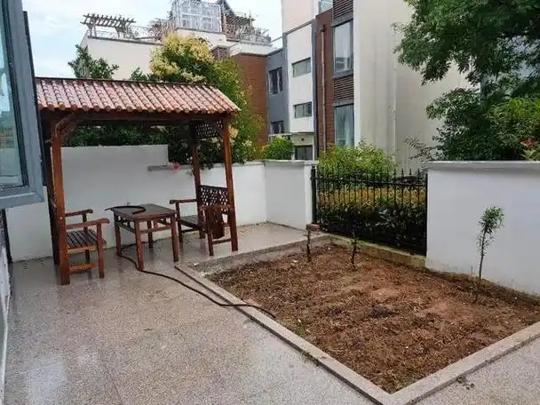 住了一年多,邻居就吵着要卖房,一楼并没有想象中的"鸟语花香"