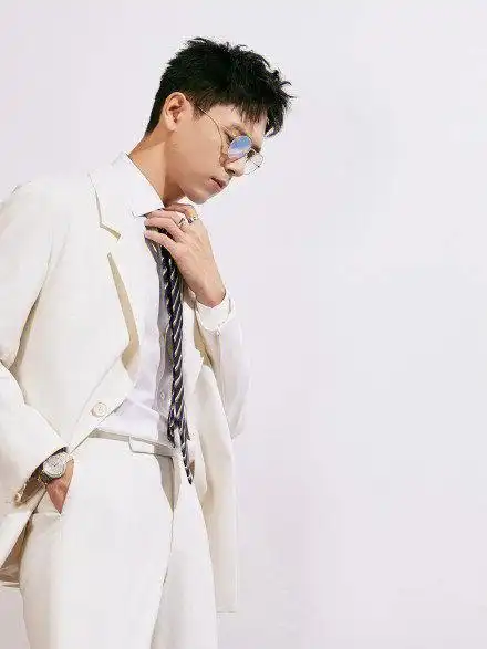 李现纯白西装套装侧颜yyds