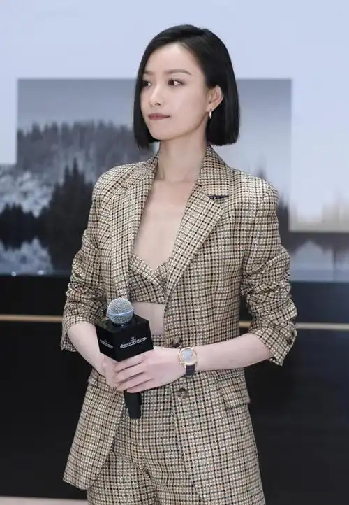 倪妮穿套西装都这么张扬露出简约抹胸挺撩人身材果然够精致