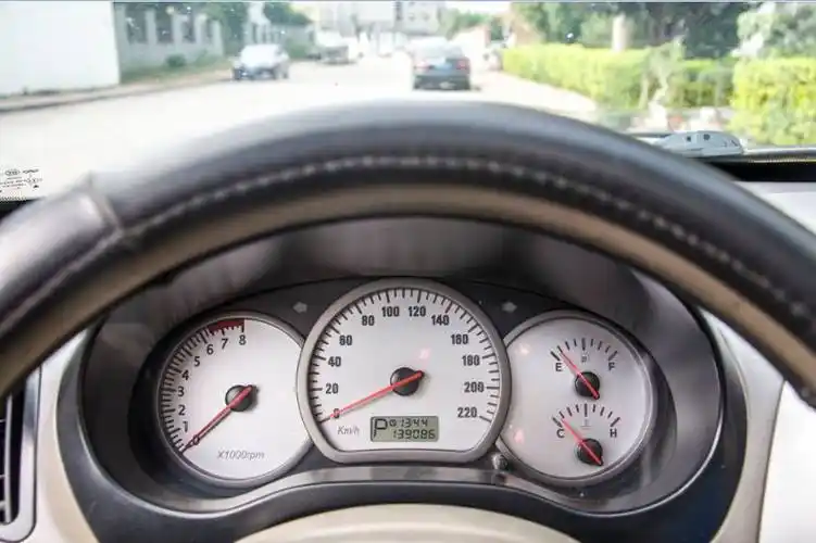 三圈的仪表盘采用白底黑字的设计,现在看来缺乏了些科技感.