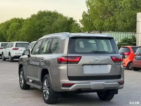 8万> 2023款中东版丰田酷路泽5700 自然吸气 气缸排列形式每缸气门数