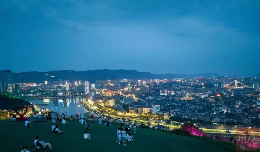 安逸四川宜人宜宾俯瞰城市夜景宜宾催科山成夏日休闲会客厅