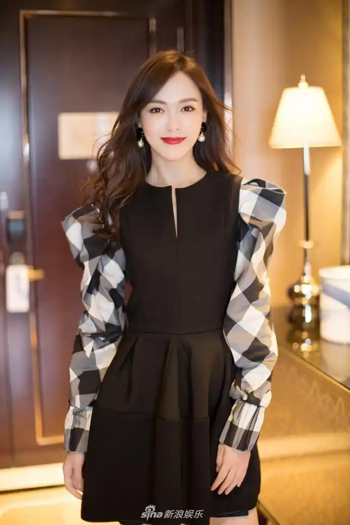 组图:唐嫣复古连衣裙典雅时尚 细长美腿养眼
