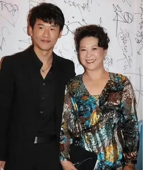 宋丹丹捧儿子失败,陈红没把儿子带火,唯独她俩放养都成了影帝