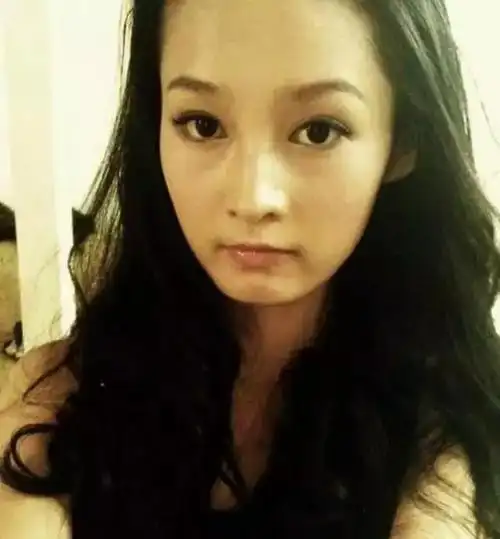 李沁的下巴都快飞起来了她天生长这样