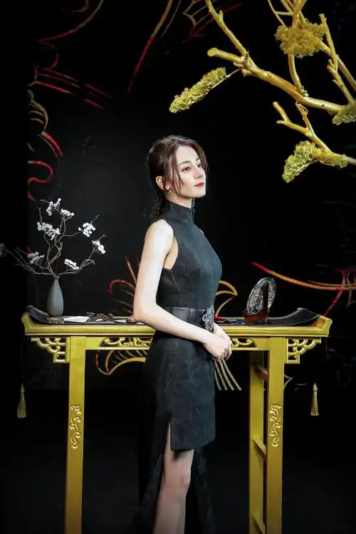 迪丽热巴穿黑色旗袍梳麻花辫甜美又俏皮