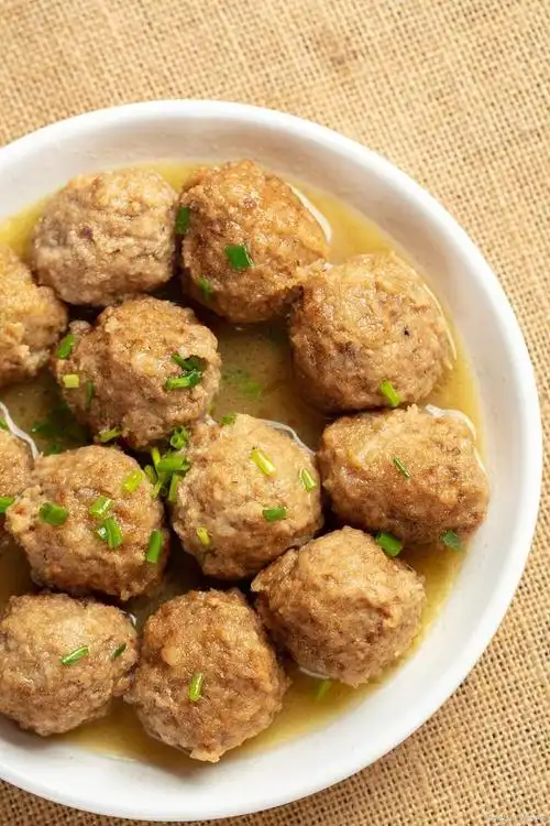 肉丸子是不少人喜欢吃的菜肴,很多人在逢年过节时,都会做一些炸肉丸来