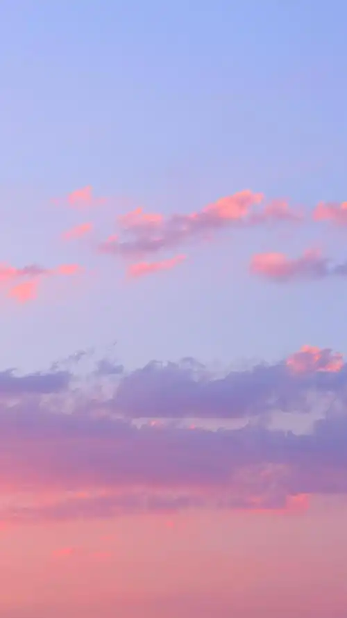 今天傍晚,修图时不经意一抬头看到天边的云朵是彩色的,好美