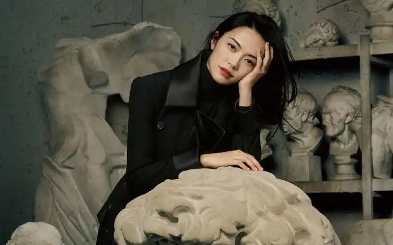 姚晨干练酷美高清桌面壁纸