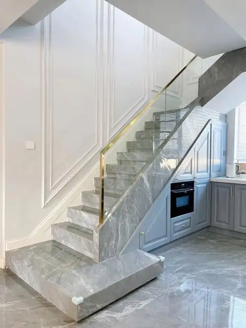 轻奢楼梯设计分享楼梯贴砖玻璃扶手储物间