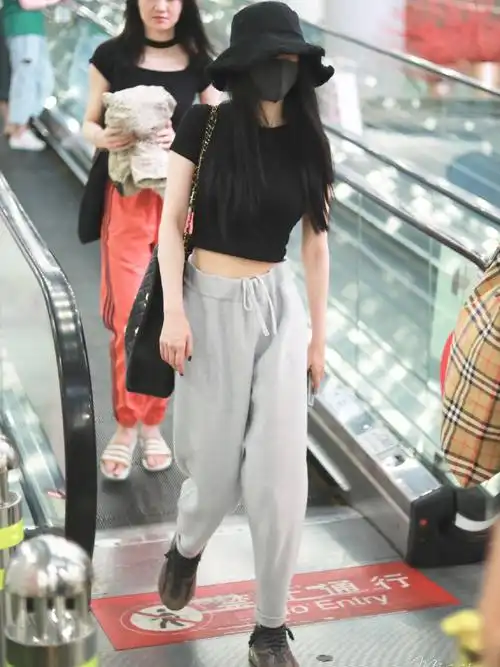 杨幂离婚后越来越性感穿露脐装走机场美得认不出