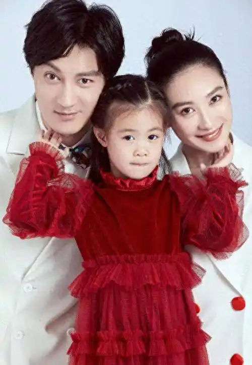 陶昕然和何建泽都是演员,两人的爱情故事始于一次聚会.